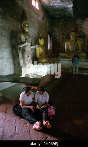 SRI LANKA les grottes du Temple d'or de Dambulla avec de nombreuses statues de Budda Banque D'Images