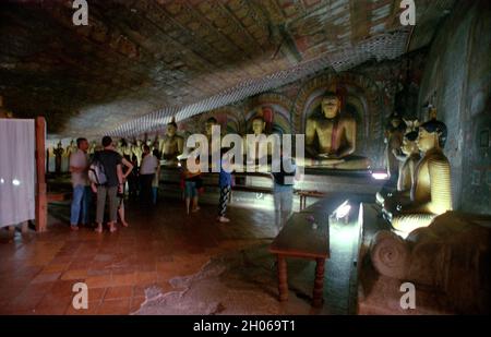 SRI LANKA les grottes du temple d'or de Dambulla avec de nombreuses statues de Budda attirent à la fois les touristes et les fidèles dans les grottes Banque D'Images