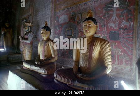 SRI LANKA les grottes du Temple d'or de Dambulla avec de nombreuses statues de Budda Banque D'Images