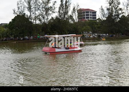 Les visiteurs du parc public apprécient les bateaux à pédales et les paysages naturels du lac vert avec des membres de la famille à Kuantan Malaysia Banque D'Images