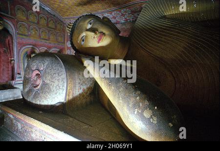 SRI LANKA les grottes du Temple d'or de Dambulla avec de nombreuses statues de Budda Banque D'Images