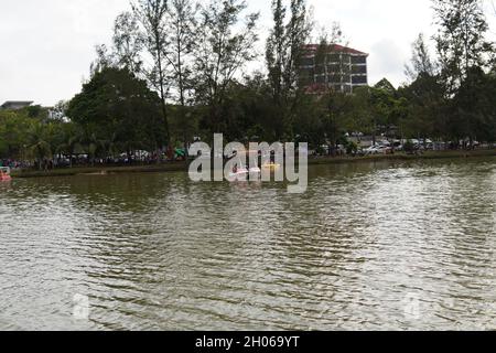 Les visiteurs du parc public apprécient les bateaux à pédales et les paysages naturels du lac vert avec des membres de la famille à Kuantan Malaysia Banque D'Images