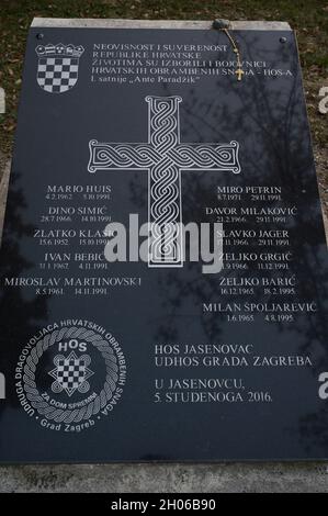 CROATIE, Pakrac, après-guerre de la guerre entre serbes et croates 1991-95, mémorial pour les soldats croates tués, pierre avec le symbole HOS et le slogan fasciste USTACHA Ustaša Za Dom Spremni (prêt pour la maison), HOS Hrvatske obrambene, une troupe paramilitaire Banque D'Images