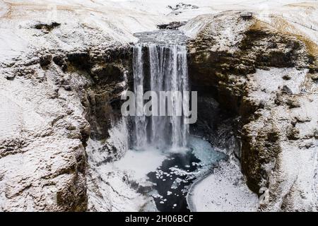 Vue aérienne de Skogafoss chute pendant le lever du soleil. L'Islande au début du printemps Banque D'Images