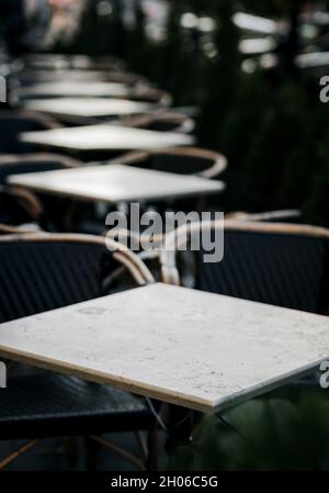 Terrasse d'été du restaurant vide avec tables et chaises. terrasse du café sur la rue piétonne. Banque D'Images