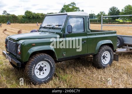 Un Land Rover Defender 2000, n° de réf. : W191 pas, au match de labour de Chew Stoke, Bristol UK 19-09-2021. Banque D'Images