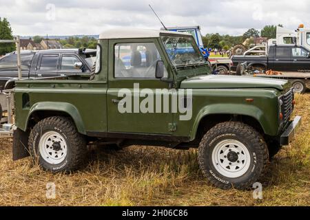 Un Land Rover Defender 2000, n° de réf. : W191 pas, au match de labour de Chew Stoke, Bristol UK 19-09-2021. Banque D'Images