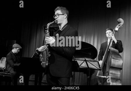 Sean Payne, Elliott Sansom, James Owston à la vérification du concert de Clark Tracey Quartet au Herts Jazz Club, St Albans Banque D'Images