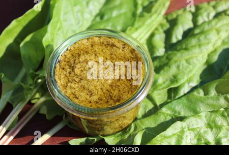 sorrel pesto sur planches brunes Banque D'Images