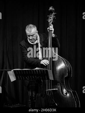 Arnie Somogyi jouant avec l'Art Themen / Tom Ridout Quintet dans le soundcheck au Herts Jazz Club, St Albans Banque D'Images