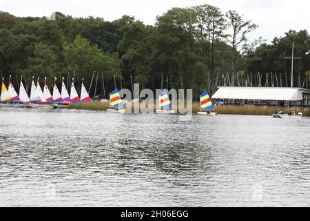 Frensham Pond Sailing club de Frensham Great Pond, West Surrey, Angleterre, Royaume-Uni, 2021 août Banque D'Images