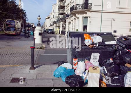 Angleterre, East Sussex, Hove, bacs débordant pendant la grève des collecteurs de déchets. Banque D'Images