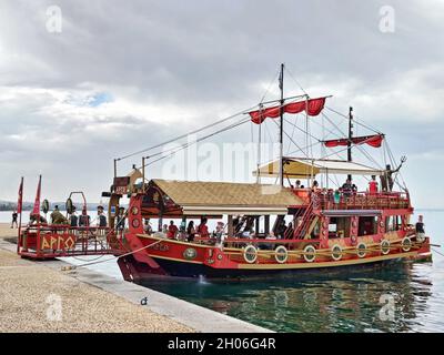 THESSALONIQUE, GRÈCE - 19 septembre 2021 : un ferry touristique traditionnel de la mythologie grecque à Thessalonique, Grèce Banque D'Images