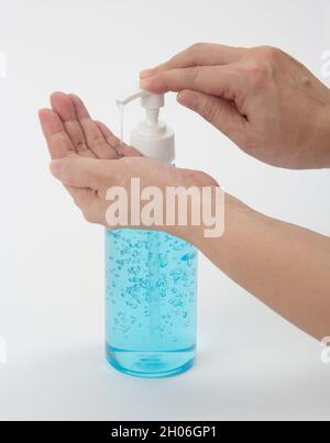 Femme en gros plan utilisant du gel pour les mains à base d'alcool, Covid 19 protection Banque D'Images