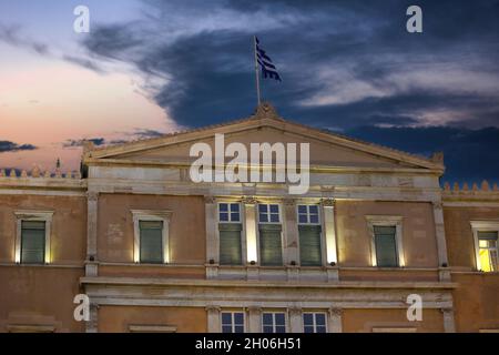 ATHÈNES, GRÈCE - 10 septembre 2021 : vue de façade du Parlement grec sur la place Syntagma, Athènes, Grèce Banque D'Images