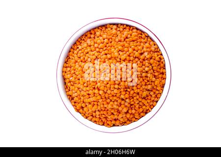 Grains de lentilles rouges, vue de dessus des grains de lentilles rouges crus dans un bol sur fond blanc isolé. Banque D'Images