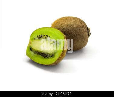Kiwi entier et demi kiwi isolé sur fond blanc Banque D'Images