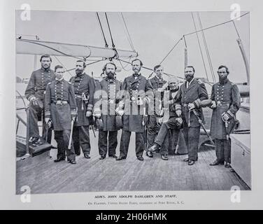 L'AMIRAL JOHN ADOLPH DAHLGREN ET SON PERSONNEL, sur le navire amiral de la flotte des États-Unis, stationnés à Port Royal, SC. Du livre de la Guerre de Sécession et de l'album Grant : 'art immortelles' :Un portfolio de reproductions en demi-ton de photographies rares et coûteuses destinées à perpétuer la mémoire du général Ulysses S. Grant, représentant des scènes et des incidents liés à la guerre civile, publiés à Boston et à New York par W. H. Allen en 1894 Banque D'Images