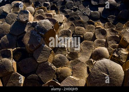 Coucher de soleil sur la chaussée des géants, comté d'Antrim en Irlande du Nord Banque D'Images