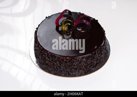 Gâteau à la truffe au chocolat, placé sur un fond blanc. Banque D'Images