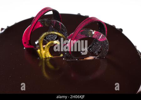 Gâteau à la truffe au chocolat, placé sur un fond blanc. Banque D'Images