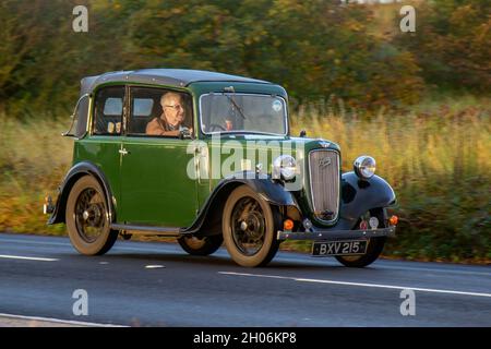 1935 30s années trente Austin Seven soft-top 747cc vert noir en route vers Southport Classic et Speed 2021, Victoria Park, Southport, Royaume-Uni Banque D'Images