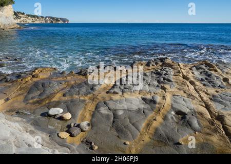 texture brun doré et rochers sur la côte méditerranéenne en espagne voyage arrière-plan Banque D'Images