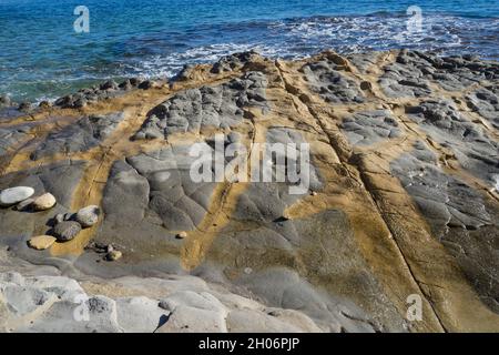 texture brun doré et rochers sur la côte méditerranéenne en espagne arrière-plan abstrait Banque D'Images