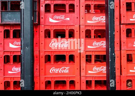 Bucarest, Roumanie, 13 février 2021 - une ancienne boîte en plastique rouge de boisson Coca Cola abandonnée sur un marché alimentaire Banque D'Images