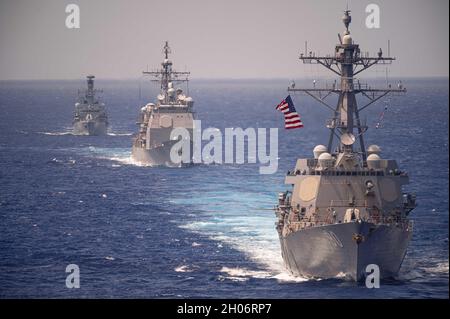 Mer des Philippines, États-Unis.03 octobre 2021.Une formation de destroyers navals multinationaux est en cours pendant les exercices du 3 octobre 2021, dans la mer des Philippines.Navires de l'avant vers l'arrière : le destroyer de missiles guidés de classe Arleigh Burke USS Chafee de la Marine américaine, le croiseur de missiles guidés de classe Ticonderoga USS Lake Champlain et la frégate de la Marine royale du Canada NCSM Winnipeg crédit : le marin George Valceanu/U.S.Navy/Alamy Live News Banque D'Images