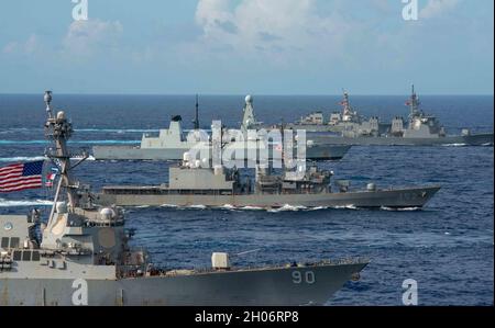 Mer des Philippines, États-Unis.03 octobre 2021.Une formation de groupes de grève multinationaux de transporteurs est en cours pendant les exercices du 3 octobre 2021, en mer des Philippines.Navires de gauche à droite : le destroyer de missiles guidés USS Chafee de la Marine américaine Arleigh Burke, le destroyer de classe Asagiri japonais JS Yamagiri, le destroyer de défense aérienne HMS Defender de la Royal Navy britannique, le destroyer de missiles guidés JS Kirishima de classe Kongo japonais et le croiseur de missiles guidés de classe Ticonderoga de la Marine américaine Lake Champlain.Crédit : MC2 Michael Jarmiolowski/États-UnisNavy/Alamy Live News Banque D'Images