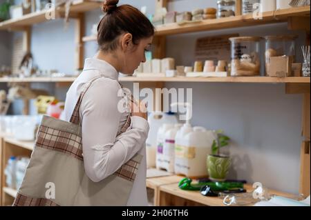 Femme caucasienne dans un magasin écologique sans déchets de plastique. Banque D'Images