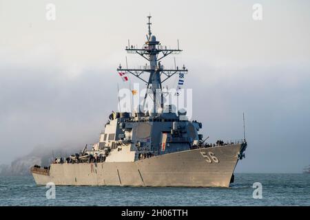 San Francisco, États-Unis.04 octobre 2021.Le destroyer à missiles guidés USS John S. McCain de la Marine américaine Arleigh Burke, amarré dans le port brumeux de San Francisco pendant la semaine de la flotte de San Francisco 2021 le 4 octobre 2021 à San Francisco, Californie.Crédit : MC2 Hector Carrera/États-UnisNavy/Alamy Live News Banque D'Images