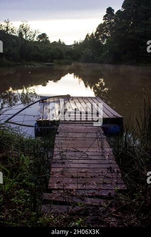 Crépuscule dans un petit lac de pêche Banque D'Images