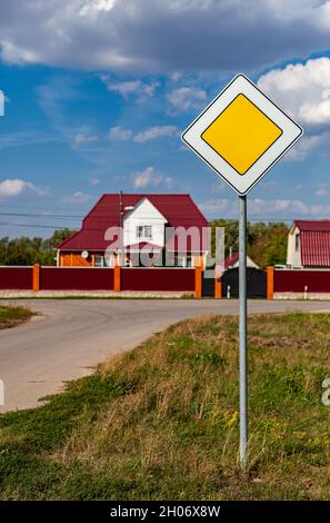 panneau de route la route principale face au carrefour dans le village.Photo de haute qualité Banque D'Images