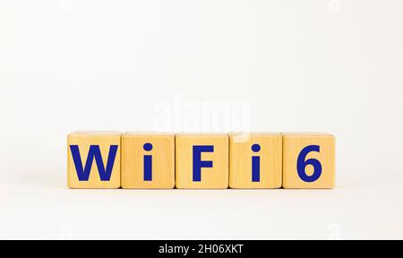 Symbole Wi-Fi 6. Le mot concept WiFi 6 sur cubes en bois. Belle table blanche, fond blanc, espace de copie. Business, Technology et WiFi 6 ou WiFi6 Banque D'Images