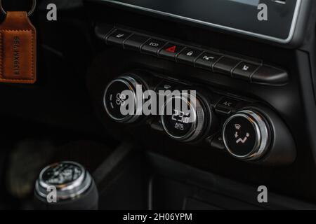 Boutons de climatisation couleur pour voiture vue rapprochée à l'intérieur d'une voiture. Panneau du tableau de bord du climatiseur de température de voiture. Banque D'Images