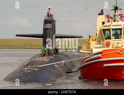 Kings Bay, États-Unis.01 octobre 2021.Le sous-marin de missile balistique de classe Ohio de la Marine américaine USS Alaska est guidé à travers la baie Cumberland lorsqu'il retourne à homeport à la base sous-marine navale de Kings Bay après un déploiement de six mois le 1er octobre 2021 à Kings Bay, en Géorgie.Crédit : MC1 Ashley Berumen/États-UnisNavy/Alamy Live News Banque D'Images