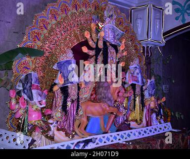 Durga Idol avec d'autres idoles de dieu face couverte avant Bodhan puja.Le 6ème jour de Navratri ou Durga Puja, la face de la déesse idol est vnu Banque D'Images