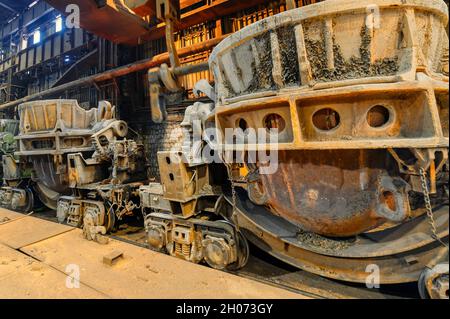 Grandes louches métallurgiques sur des chariots de chemin de fer Banque D'Images