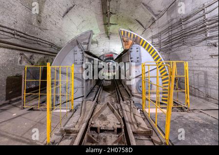 Déchargeur de voiture de mine. Dispositif de déchargement du minerai du train de la mine de fret Banque D'Images