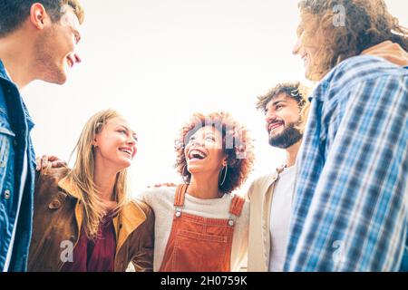 Groupe d'amis heureux rire ensemble - Groupe de mecs multiraciaux s'amuser dans la rue de la ville - Portrait de cinq étudiants de culture différente Banque D'Images