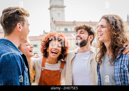 Groupe d'amis heureux rire ensemble - Groupe de mecs multiraciaux s'amuser dans la rue de la ville - Portrait de cinq étudiants de culture différente Banque D'Images