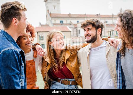 Groupe d'amis heureux rire ensemble - Groupe de mecs multiraciaux s'amuser dans la rue de la ville - Portrait de cinq étudiants de culture différente Banque D'Images