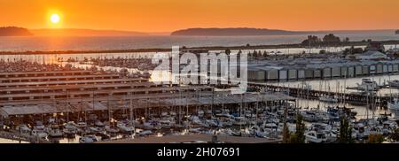 Everett, Australie occidentale.USA - 08/13/2020: Coucher de soleil sur Port Gardener Panorama inclut des bateaux et Jetty Island en premier plan Banque D'Images