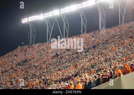 Une vue générale des fans dans les stands pendant le match de football universitaire NCAA entre notre Dame et Virginia Tech le samedi 9 octobre 2021 au stade Lane à Blacksburg, Virginie.Jacob Kupferman/CSM Banque D'Images