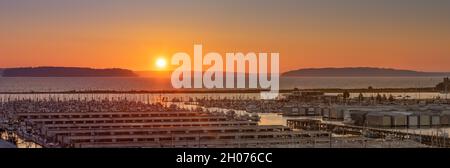 Everett, Australie occidentale.USA - 08/13/2020: Coucher de soleil sur Port Gardener Panorama inclut des bateaux et Jetty Island en premier plan Banque D'Images