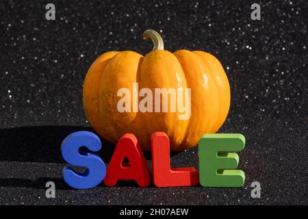 Concept de vente spécial Halloween : affiche ou bannière de réduction saisonnière pour les magasins.Fond de texte promotionnel pour la citrouille et la vente avec espace pour les copies.Coloré Banque D'Images