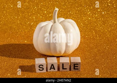 Concept de vente spécial Halloween : affiche ou bannière de réduction saisonnière pour les magasins.Fond de texte promotionnel pour la citrouille et la vente avec espace pour les copies.Coloré Banque D'Images