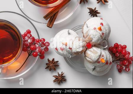 Bonhomme de neige en meringue douce avec décorations de Noël.Biscuits originaux avec guimauves et meringue sur la table de Noël avec thé.Cookies dans Banque D'Images